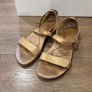 Aetrex Women's Gold flat Sandals, adjustable straps, size 38